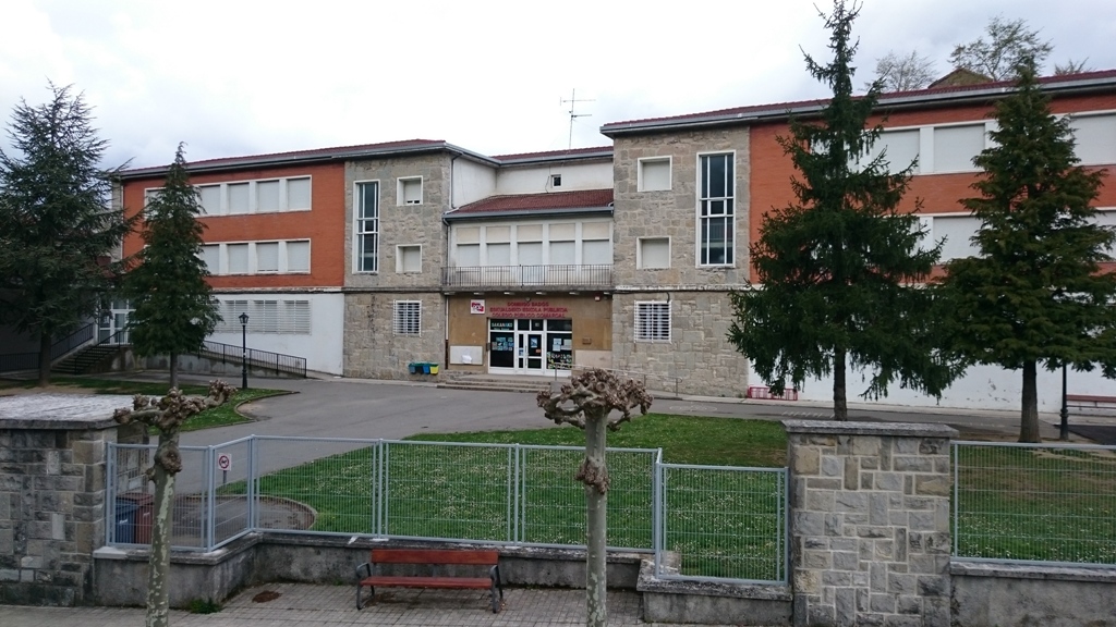 EL AYUNTAMIENTO MEJORA LA ACCESIBILIDAD DEL ESCENARIO DEL COLEGIO DOMINGO BADOS